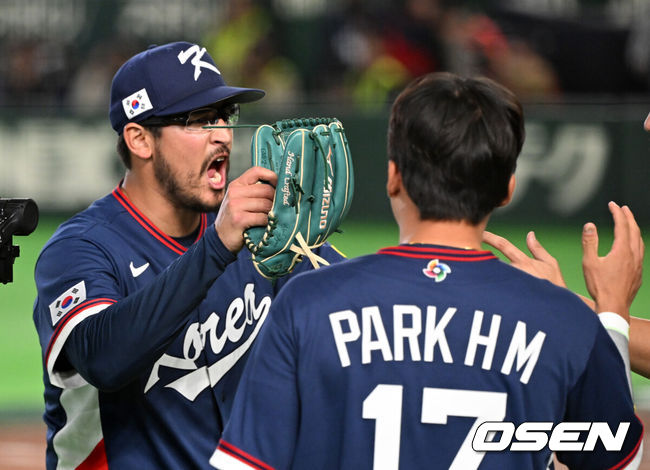 [OSEN=도쿄(일본), 손용호 기자] 9일 일본 도쿄돔에서 월드베이스볼클래식(WBC) 조별리그 C조 한국과 호주의 경기가열렸다.C조는 일본이 3승으로 조 1위를 확정, 8강에 진출했다. 호주가 2승 1패, 대만이 2승 2패, 한국이 1승 2패, 체코는 3패다.한국 WBC 대표팀이 8강에 진출하려면 호주에 2점 이하로 실점하면서 5점 차 이상으로 승리해야만 한다.7회말 2사 3루에서 한국 데인 더닝이 호주 릭슨 윈그로브를 삼진으로 처리하고 환호하고 있다. 2026.03.09/spjj@osen.co.kr