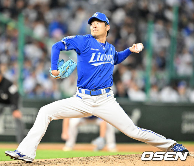 [OSEN=인천, 민경훈 기자] 4일 오후 인천 SSG랜더스필드에서 ‘2025 신한 SOL BANK KBO리그’ SSG 랜더스와 삼성 라이온즈의 경기가 열렸다.이날 경기에서 SSG는 김건우를, 삼성은 최원태를 선발투수로 내세웠다.6회말 1사 주자 2,3루 SSG 오태곤 타석에서 삼성 선발 최원태에 이어 마운드에 오른 백정현이 힘차게 공을 뿌리고 있다. 2025.06.04 / rumi@osen.co.kr