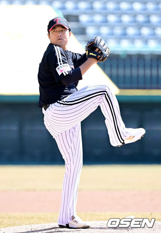 [OSEN=인천, 최규한 기자] 19일 인천 SSG랜더스필드에서 ‘2026 신한 SOL KBO리그’ 시범경기 SSG 랜더스와 LG 트윈스 경기가 열렸다.홈팀 SSG는 타케다 쇼타, 방문팀 LG는 송승기를 선발로 내세웠다.1회말 LG 선발 송승기가 힘차게 공을 뿌리고 있다. 2026.03.19 / dreamer@osen.co.kr