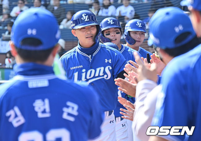 [OSEN=창원, 이석우 기자] 19일 창원NC파크에서 2026 신한 SOL KBO 리그 시범경기 NC 다이노스와 삼성 라이온즈의 경기가 열렸다. 홈팀 NC는 토다가, 방문팀 삼성은 이승현이 선발 출전했다. 삼성 라이온즈 전병우가 7회초 무사 만루 좌월 만루 홈런을 치고 동료들의 축하를 받고 있다. 2026.03.19 / foto0307@osen.co.kr