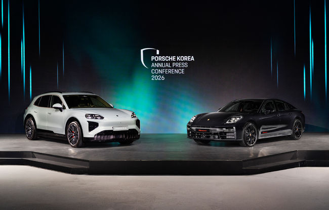 카이엔 일렉트릭과 파나메라 레드 익스클루시브.