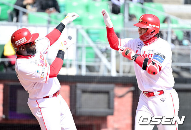 [OSEN=인천, 최규한 기자] 19일 인천 SSG랜더스필드에서 ‘2026 신한 SOL KBO리그’ 시범경기 SSG 랜더스와 LG 트윈스 경기가 열렸다.홈팀 SSG는 타케다 쇼타, 방문팀 LG는 송승기를 선발로 내세웠다.4회말 1사 1루 상황 SSG 최정이 동점 좌월 투런포를 날리고 홈을 밟은 뒤 에레디아와 기뻐하고 있다. 2026.03.19 / dreamer@osen.co.kr