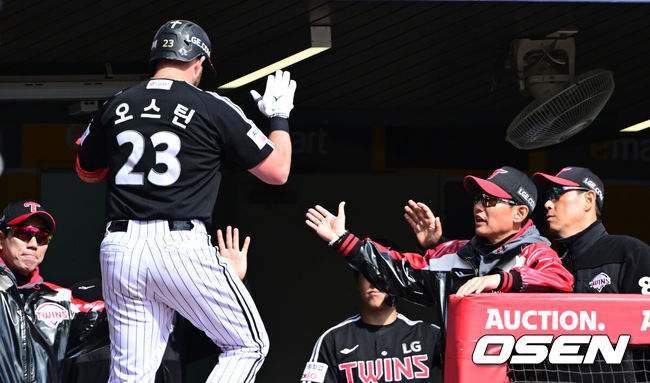 [OSEN=인천, 최규한 기자] 19일 인천 SSG랜더스필드에서 ‘2026 신한 SOL KBO리그’ 시범경기 SSG 랜더스와 LG 트윈스 경기가 열렸다.홈팀 SSG는 타케다 쇼타, 방문팀 LG는 송승기를 선발로 내세웠다.5회초 무사 1루 상황 LG 오스틴이 재역전 좌월 투런포를 날리고 홈을 밟은 뒤 염경엽 감독과 인사를 나누고 있다. 2026.03.19 / dreamer@osen.co.kr