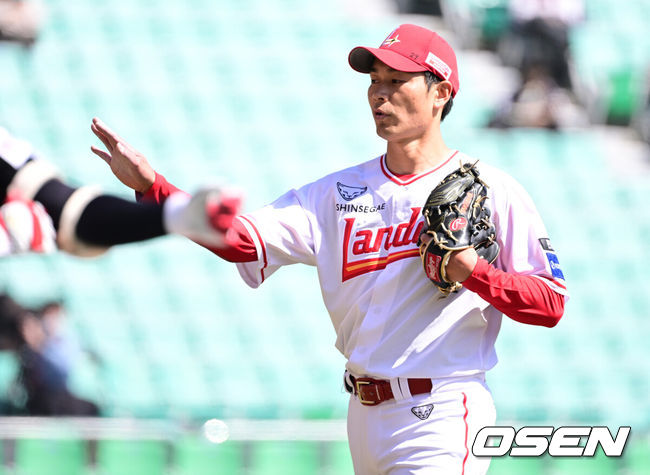 [OSEN=인천, 최규한 기자] 19일 인천 SSG랜더스필드에서 ‘2026 신한 SOL KBO리그’ 시범경기 SSG 랜더스와 LG 트윈스 경기가 열렸다.홈팀 SSG는 타케다 쇼타, 방문팀 LG는 송승기를 선발로 내세웠다.3회초 투구를 마친 SSG 선발 타케다 쇼타가 더그아웃으로 향하고 있다. 2026.03.19 / dreamer@osen.co.kr