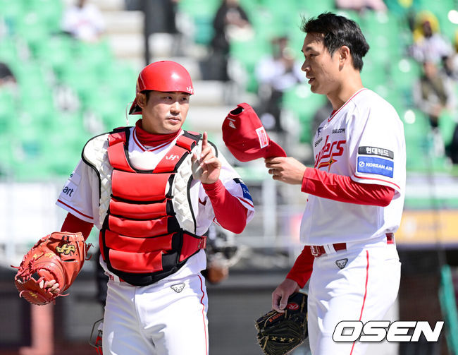 [OSEN=인천, 최규한 기자] 19일 인천 SSG랜더스필드에서 ‘2026 신한 SOL KBO리그’ 시범경기 SSG 랜더스와 LG 트윈스 경기가 열렸다.홈팀 SSG는 타케다 쇼타, 방문팀 LG는 송승기를 선발로 내세웠다.2회초 SSG 선발 타케다 쇼타가 이닝을 마친 뒤 더그아웃으로 향하며 포수 이지영과 대화를 나누고 있다. 2026.03.19 / dreamer@osen.co.kr