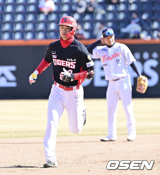 [OSEN=대전, 박준형 기자] 19일 오후 대전 한화생명볼파크에서 2026 신한 SOL KBO 리그 시범경기 한화 이글스와 KIA 타이거즈의 경기를 진행됐다.한화와 KIA는 시범경기에서 각각 2승 4패, 2승 1무 3패를 기록 중이다.7회초 KIA 선두타자 박민이 역전 솔로홈런을 날린뒤 베이스를 돌고 있다.    2026.03.19 / soul1014@osen.co.kr