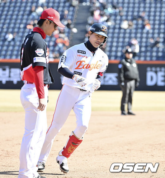 [OSEN=대전, 박준형 기자] 19일 오후 대전 한화생명볼파크에서 2026 신한 SOL KBO 리그 시범경기 한화 이글스와 KIA 타이거즈의 경기를 진행됐다.한화와 KIA는 시범경기에서 각각 2승 4패, 2승 1무 3패를 기록 중이다.7회말 1사 한화 심우준이 동점 솔로포를 날리고 베이스를 돌고 있다.     2026.03.19 / soul1014@osen.co.kr