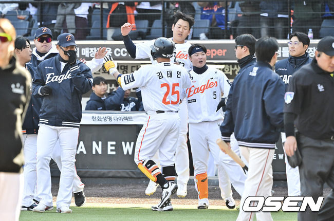 [OSEN=대전, 박준형 기자] 19일 오후 대전 한화생명볼파크에서 2026 신한 SOL KBO 리그 시범경기 한화 이글스와 KIA 타이거즈의 경기를 진행됐다.한화와 KIA는 시범경기에서 각각 2승 4패, 2승 1무 3패를 기록 중이다.9회말 한화 김태연이 끝내기 2점 홈런을 날리고 동료들의 축하를 받고 있다.    2026.03.19 / soul1014@osen.co.kr