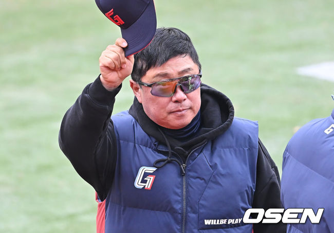 [OSEN=부산, 이석우 기자] 15일 부산 사직야구장에서 2026 신한 SOL KBO 리그 롯데 자이언츠와 LG 트윈스의 시범경기가 열렸다. 홈팀 롯데는 비슬리가, 방문팀 LG는 이민호가 선발 출전했다.롯데 자이언츠 김태형 감독이 7-4로 역전승한 후 팬들에게 감사 인사를 하고 있다. 2026.03.15 / foto0307@osen.co.kr