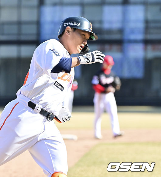 [OSEN=대전, 박준형 기자] 19일 오후 대전 한화생명볼파크에서 2026 신한 SOL KBO 리그 시범경기 한화 이글스와 KIA 타이거즈의 경기를 진행됐다.한화와 KIA는 시범경기에서 각각 2승 4패, 2승 1무 3패를 기록 중이다.9회말 한화 김태연이 끝내기 2점 홈런을 날리고 베이스를 돌고 있다  2026.03.19 / soul1014@osen.co.kr