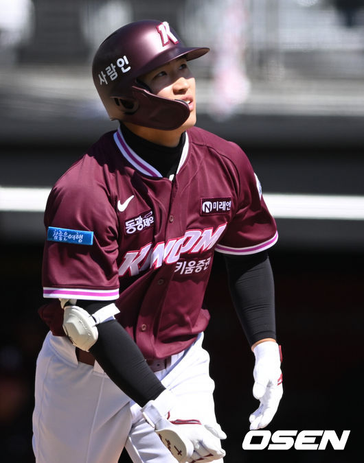 [OSEN=수원, 조은정 기자]19일 경기도 수원 KT위즈파크에서 ‘2026 신한 SOL KBO리그’ 시범경기 KT 위즈와 키움 히어로즈의 경기가 열렸다.KT는 선발 투수로 보쉴리를, 키움은 김윤하를 마운드에 올렸다.3회초 2사 키움 이주형이 우중월 동점 솔로 홈런을 날린 뒤 타구를 보고 있다. 2026.03.19 /cej@osen.co.kr