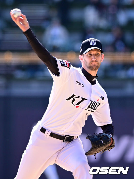 [OSEN=수원, 조은정 기자]19일 경기도 수원 KT위즈파크에서 ‘2026 신한 SOL KBO리그’ 시범경기 KT 위즈와 키움 히어로즈의 경기가 열렸다.KT는 선발 투수로 보쉴리를, 키움은 김윤하를 마운드에 올렸다.1회초 KT 보쉴리가 역투하고 있다. 2026.03.19 /cej@osen.co.kr