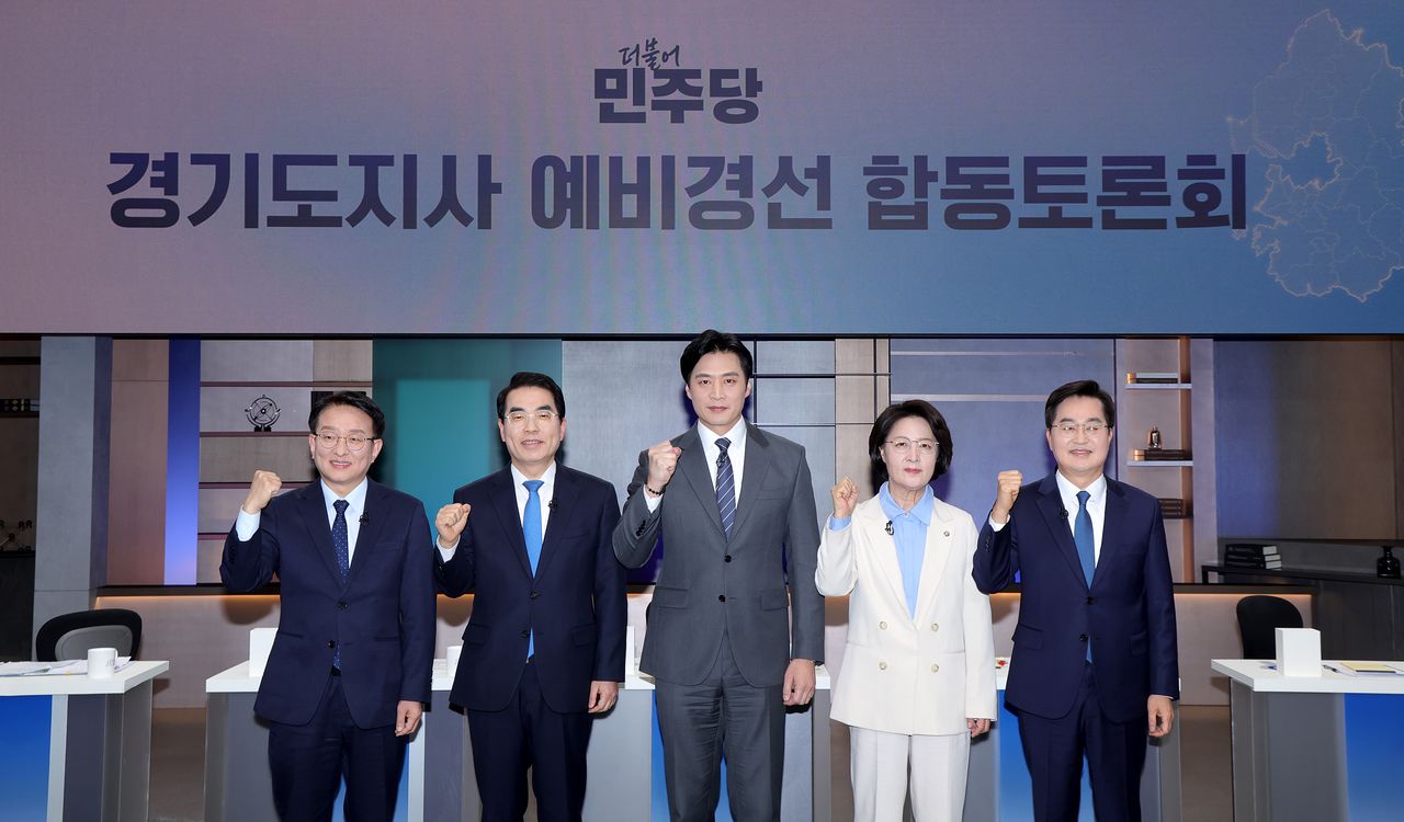 19일 서울 마포구 JTBC 에서 열린 더불어민주당 경기도지사 예비경선 합동토론회에서 예비후보들이 기념사진을 찍고 있다. 왼쪽부터 권칠승 의원, 양기대 전 의원, 한준호 의원, 추미애 의원, 김동연 경기도지사. 장진영 기자