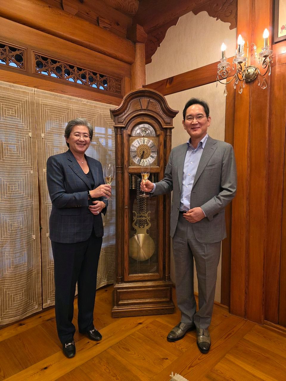 리사 수 AMD 최고경영자(CEO·왼쪽)와 이재용 삼성전자 회장이 18일 서울 이태원동 승지원에서 만찬에 앞서 기념 촬영하고 있다. [사진 삼성전자]