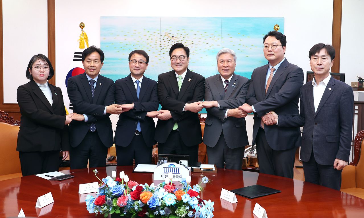 우원식 국회의장은 19일 초당적 개헌추진을 위한 제정당 연석회의를 열었다. 뉴스1