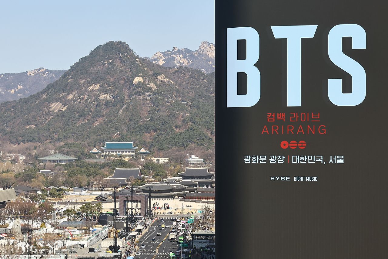 방탄소년단(BTS) 컴백 공연을 이틀 앞둔 19일 서울 종로구 광화문광장 인근 빌딩 전광판에 컴백 공연을 알리는 광고가 표출되고 있다. 김종호 기자