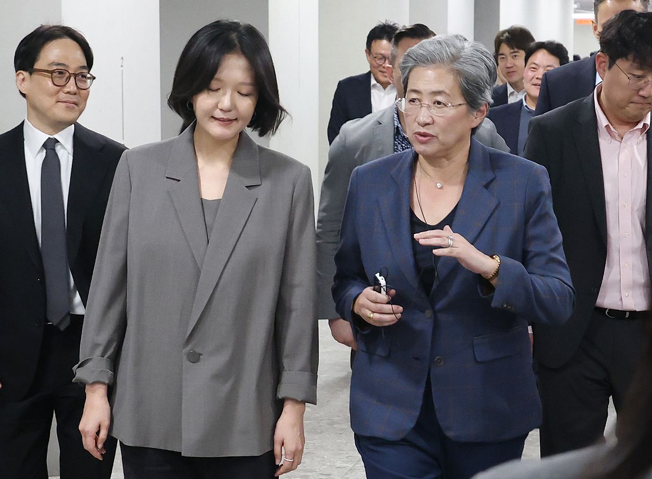 리사 수 AMD 최고경영자(CEO)가 18일 경기 성남시 네이버 본사를 방문해 최수연 네이버 대표와 사옥 내부를 둘러보고 있다. 공동취재단