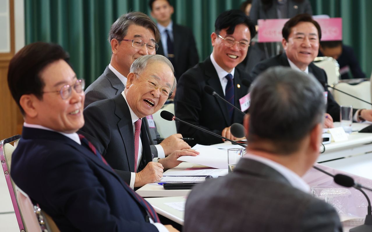 손경식 한국경영자총협회장이 19일 경사노위 제1기 출범을 맞이해 청와대에서 이재명 대통령 주재로 열린 노동정책 토론회에서 발언 중 김동명 한국노총 위원장(뒷모습)을 바라보고 있다. 이 대통령 오른쪽으로 손 회장, 김지형 경사노위 위원장, 김영훈 고용노동부 장관, 김기문 중소기업중앙회장. 연합뉴스