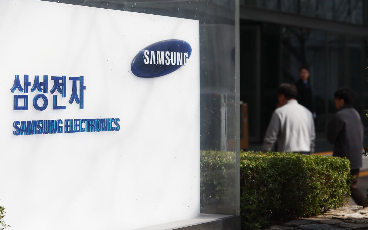 서울 서초구 삼성전자 사옥에 직원들이 오가는 모습. 뉴스1