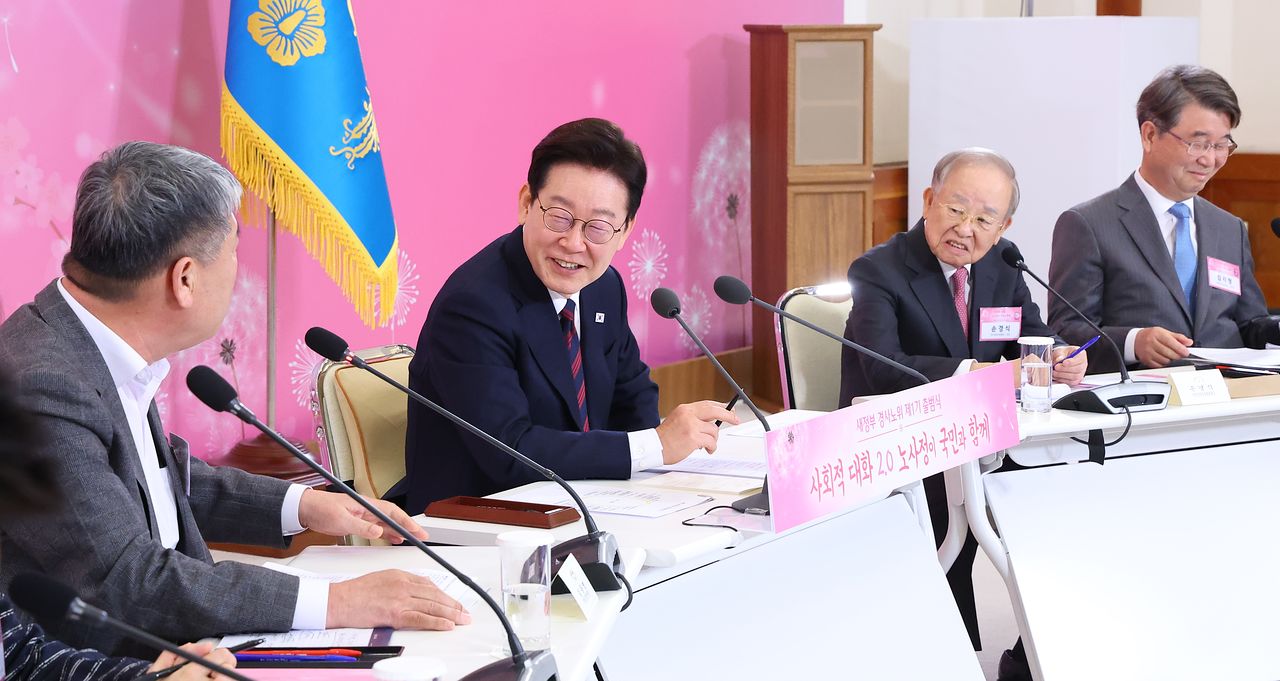 이재명 대통령이 19일 경제사회노동위원회 제1기 출범을 맞이해 청와대에서 열린 노동정책 토론회에서 김동명 한국노총 위원장의 발언을 듣고 있다. 이 대통령 오른쪽은 손경식 한국경영자총협회장, 김지형 경사노위 위원장. 연합뉴스