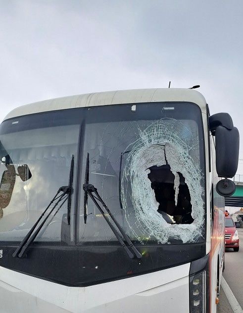 사고를 당한 버스. 사진 경기도소방재난본부