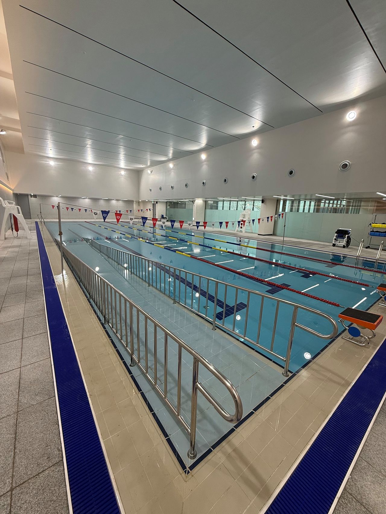 수중 경사로가 설치된 수영장. 사진 서울시