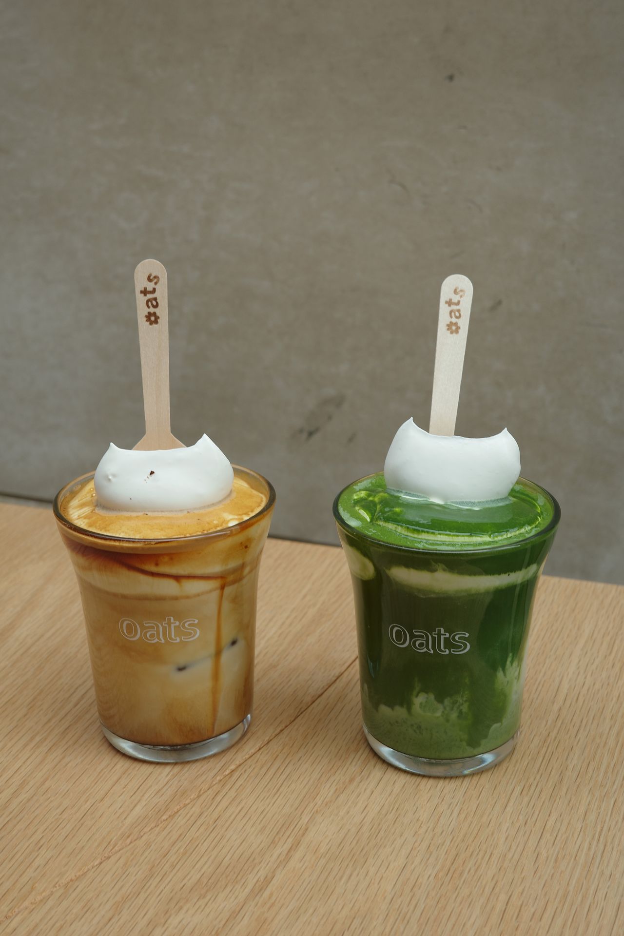 프랑스 파리에서 판매하는 쫀쫀한 크림이 올라간 오츠커피의 ‘아인슈페너’. 사진 오츠커피