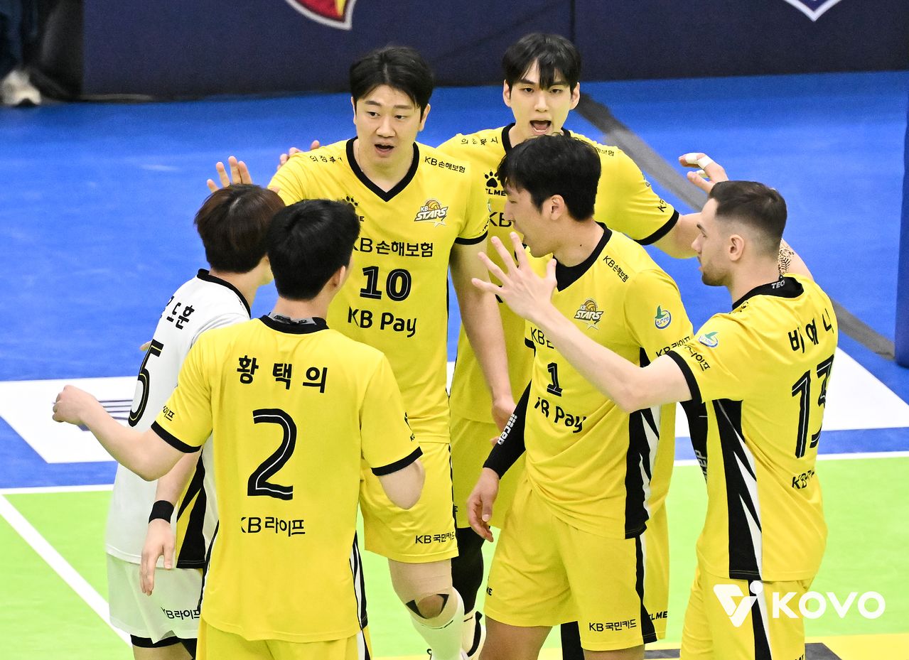 18일 수원체육관에서 열린 한국전력전에서 득점한 뒤 기뻐하는 KB손해보험 선수들. 사진 한국배구연맹