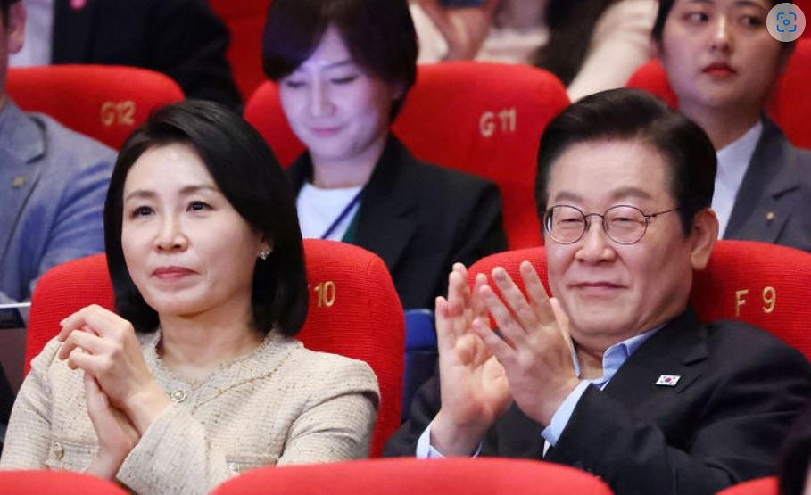 18일 이재명 대통령 부부가 퇴근길 대학로를 찾아 뮤지컬 '긴긴밤'을 관람하고 시민들과 소통하는 자리를 가졌다. 사진 청와대