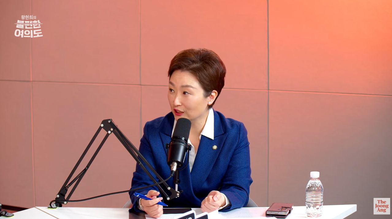 이언주 민주당 최고위원이 19일 서울 상암동 중앙일보 사옥에서 진행된 '황현희의 불편한 여의도' 인터뷰에서 질문에 답변하고 있다. 유튜브 캡처