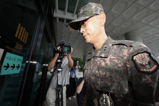 김용대 드론작전사령관이 지난해 8월 20일 오전 서울 서초구 서울고등검찰청에 마련된 내란 특검팀(특별검사 조은석) 사무실로 조사를 받기 위해 들어서고 있다. 특검팀은 윤석열 전 대통령이 비상계엄 명분을 만들기 위해 지난해 9~11월쯤 북한에 무인기를 보내 대남 공격을 유도했다고 의심하고 있다.뉴스1