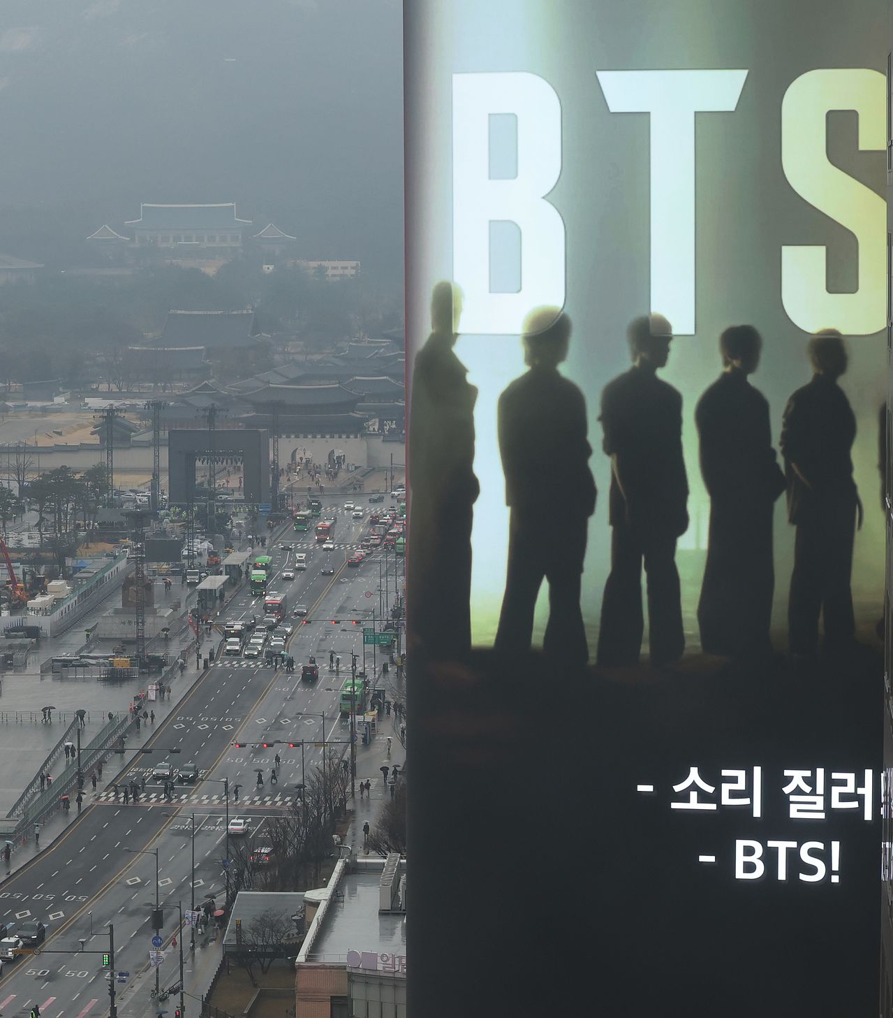 방탄소년단(BTS) 완전체 컴백 공연을 사흘 앞둔 18일 서울 광화문광장 인근 빌딩 전광판에 컴백 공연을 알리는 광고가 나오고 있다. 뉴스1