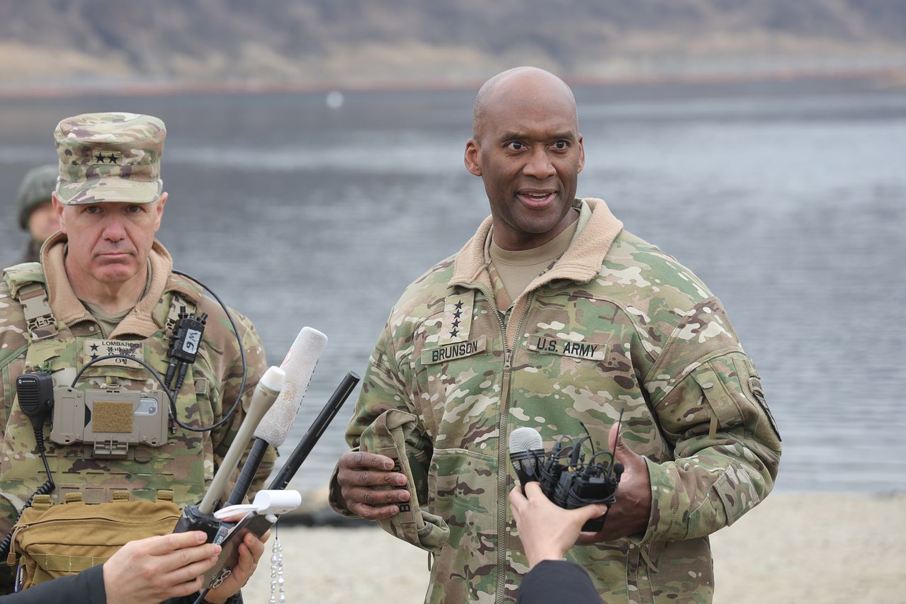  14일 경기도 연천군 임진강에서 실시된 한미연합 도하훈련에서 제이비어 브런슨 한미연합사령관이 취재진과 인터뷰하고 있다.   한미연합훈련 '자유의 방패'(프리덤실드·FS) 연습 일환으로 실시된 이번 훈련에는 미2사단/한미연합사단과 한국군 수도기계화보병사단 및 7공병여단이 참가했다. 연합뉴스