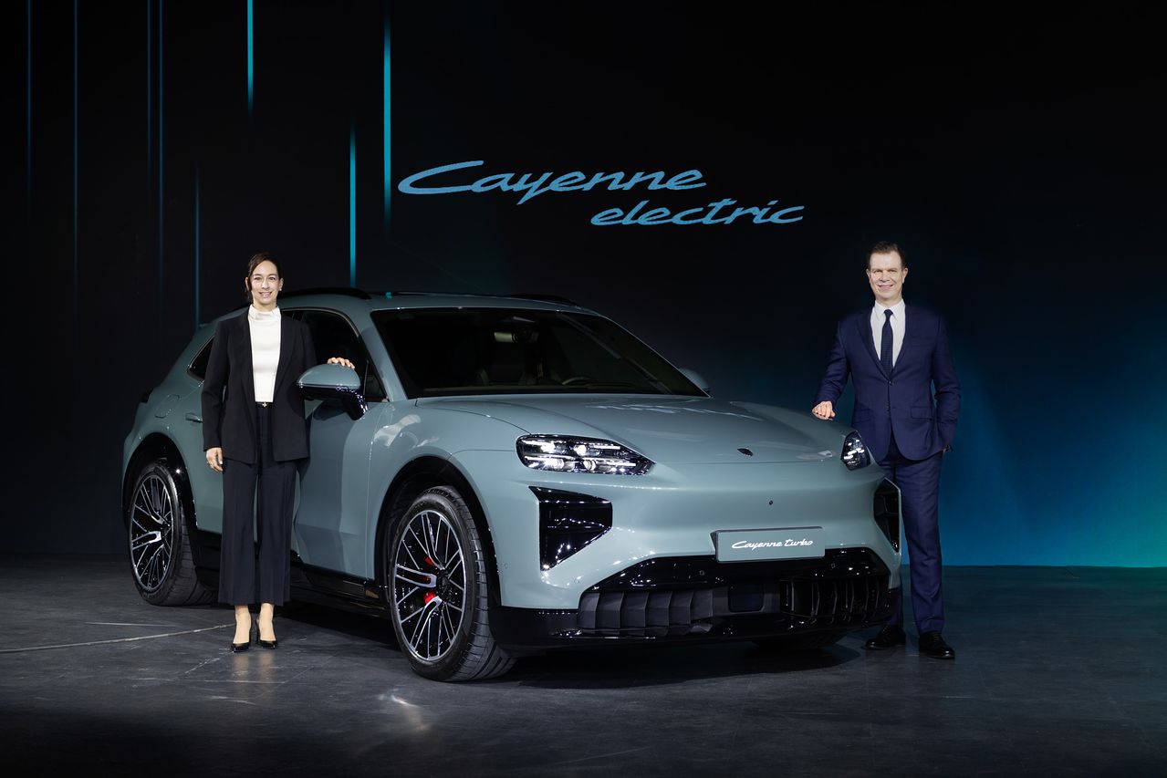크리스티아네 초른 포르쉐 해외신흥시장 총괄(왼쪽)과 마티아스 부세 포르쉐코리아 대표가 19일 서울 광진구에서 열린 신년 기자간담회에서 고성능 스포츠유틸리티차(SUV) 전동화 모델인 ‘카이엔 일렉트릭’을 소개하고 있다. 사진 포르쉐코리아