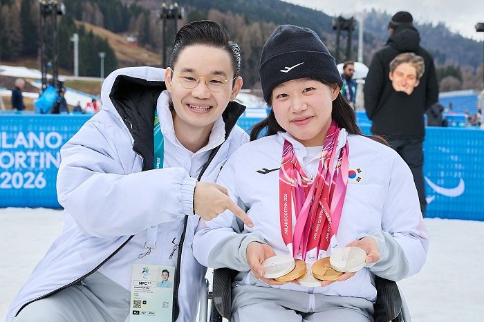  배동현 회장(왼쪽)과 김윤지 선수(오른쪽)가 기념 사진을 촬영하고 있다.