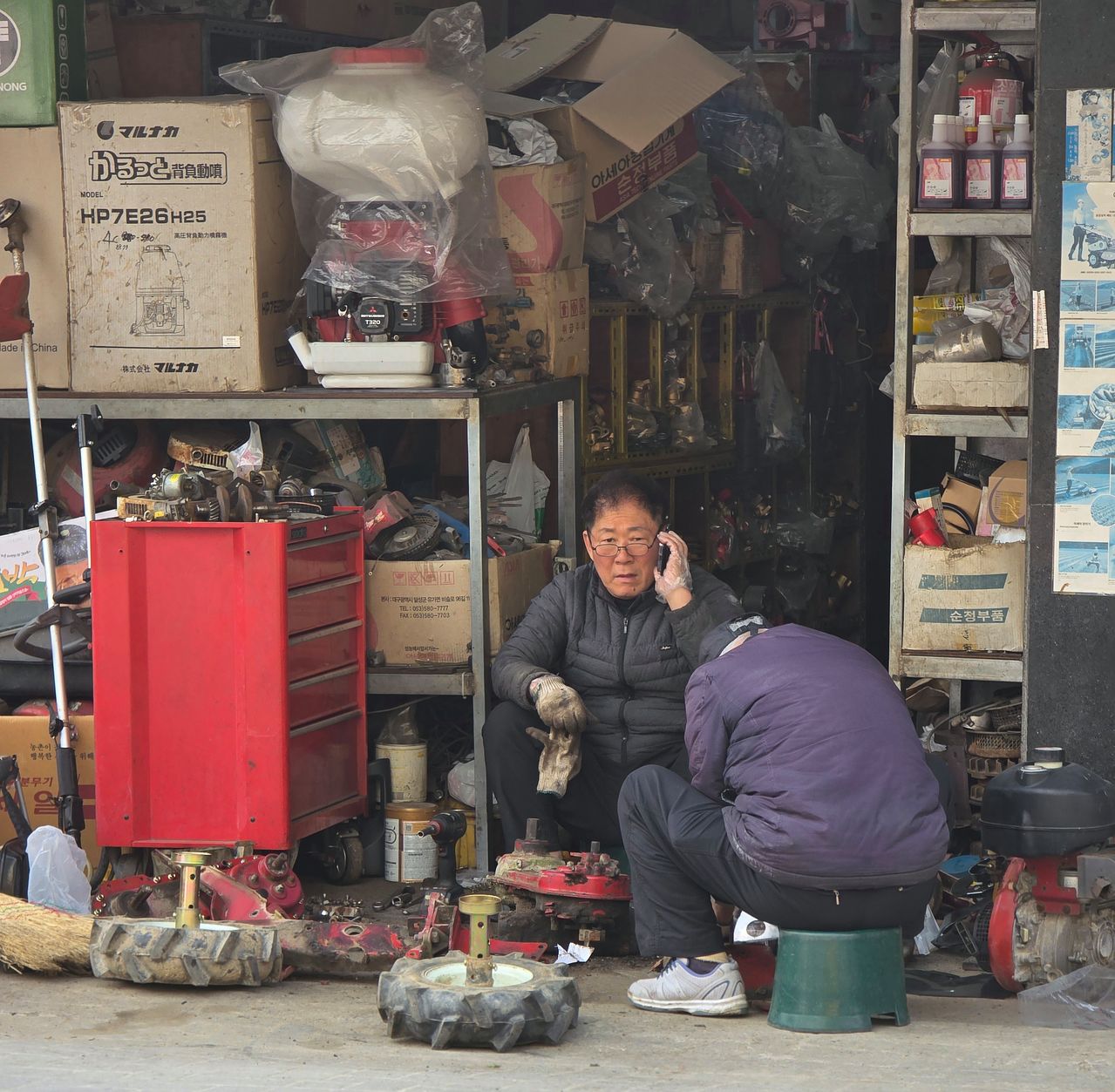 지난 16일 군산에서 만난 철물점 업자 이성민(69)씨는 더불어민주당 경선 과정에서 불거진 전북도청 내란 동조 의혹에 대해 ″같은 동료끼리 시방 '내란범'이네 뭐네 하니, 그 모양새가 참말로 거시기허잖애″라고 말했다. 이찬규 기자