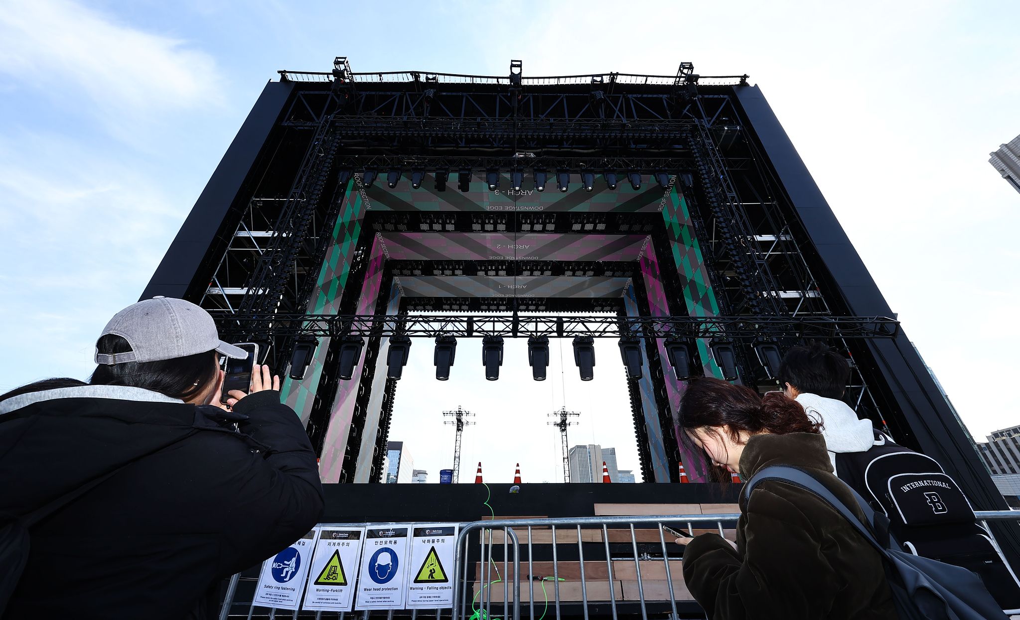 방탄소년단(BTS) 컴백 공연을 이틀 앞둔 19일 서울 종로구 광화문 광장에서 무대가 준비되고 있다.
