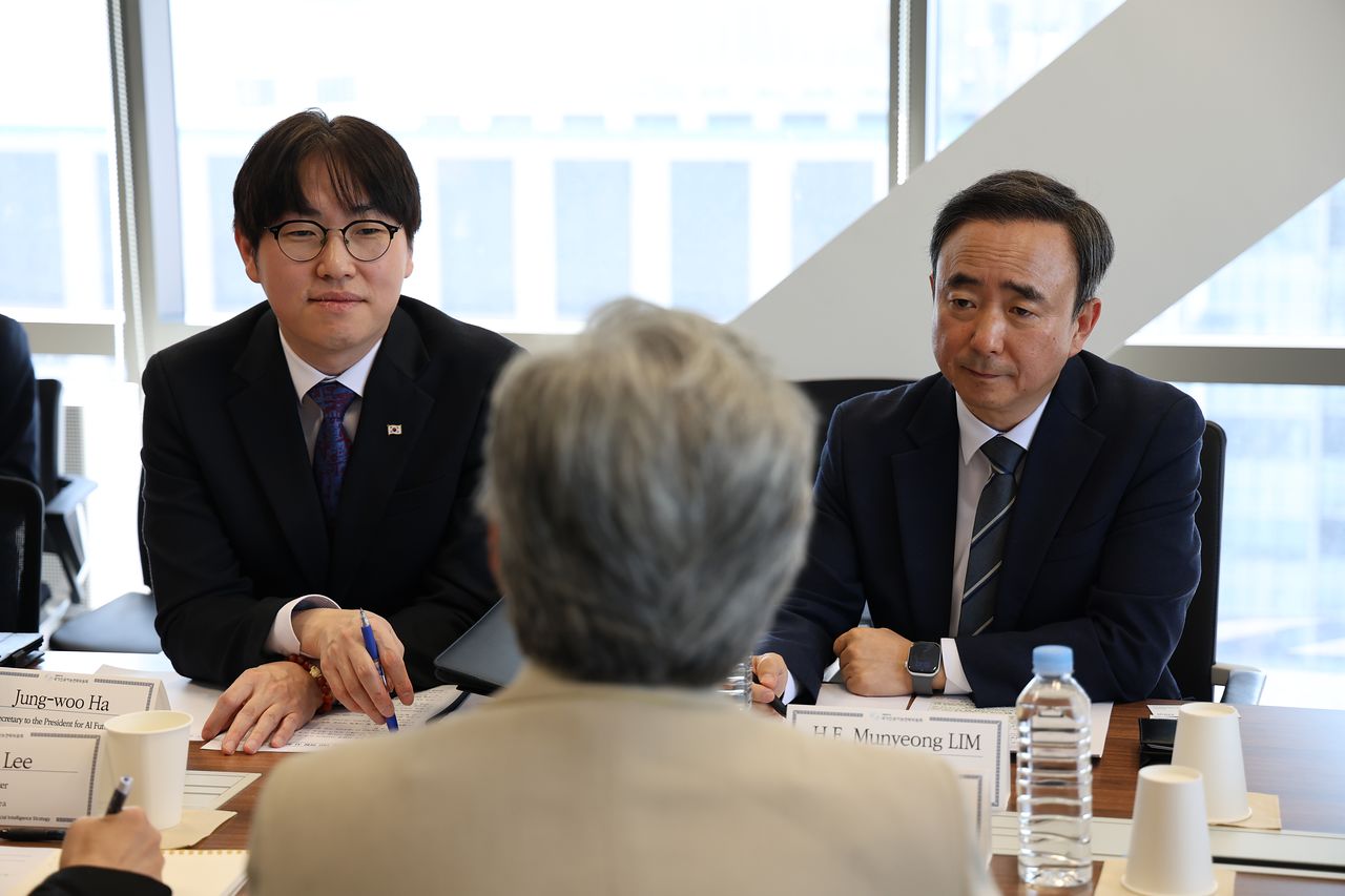임문영 국가인공지능전략위원회 부위원장(오른쪽)과 하정우 청와대 AI미래기획수석이 19일 부의장실에서 방한 중인 리사 수 AMD 최고경영자(CEO)를 만나 한국과 AMD 간 상호 윈-윈할 수 있는 AI 협력 방안을 논의하고 있다. [사진 과학기술정보통신부]