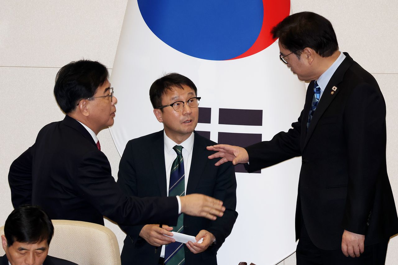 12일 오후 서울 여의도 국회에서 본회의가 진행되고 있다. 한병도 더불어민주당 원내대표, 송언석 국민의힘 원내대표가 우원식 국회의장과 심의 안건 순서와 관련해 대화를 나누고 있다. 장진영 기자.