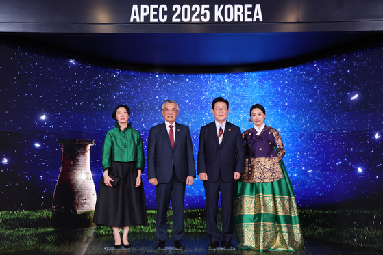 이재명 대통령과 김혜경 여사가 31일 경북 경주시 라한셀렉트호텔에서 열린 2025 아시아태평양경제협력체(APEC) 정상회의 갈라만찬 영접장에서 린신이 대만 총통 선임고문과 딸 린원쉬안 여사를 맞이하고 있다. 연합뉴스