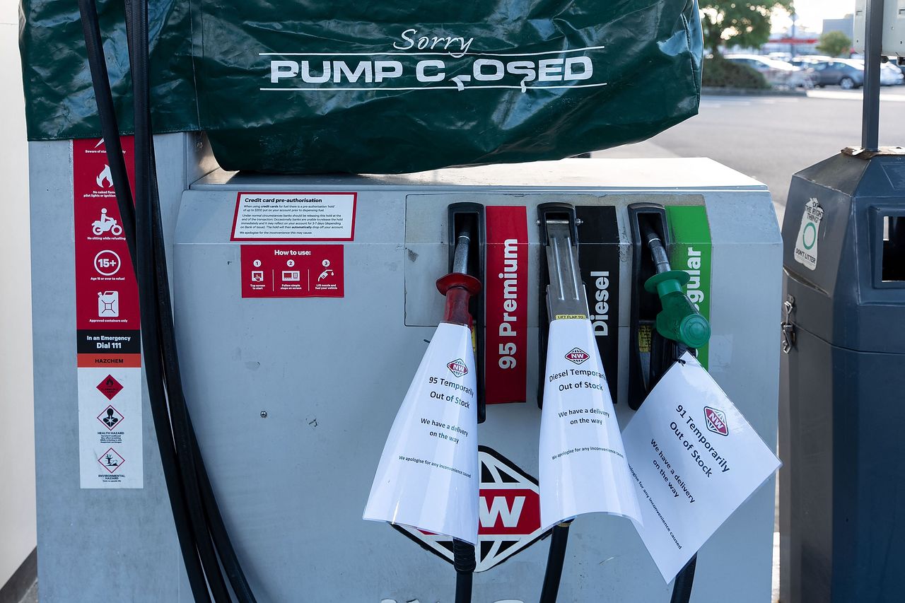 19일(현지시간) 뉴질랜드 레빈의 한 주유소에 "품절"이라는 안내문이 붙어 있다. 연료 수입에 크게 의존하는 뉴질랜드에서 휘발유 평균 가격은 중동 전쟁 발발 이후 거의 10% 상승했고, 경유 가격은 20% 이상 올랐다고 가격 모니터링 업체 가스피(Gaspy)는 밝혔다. AFP=연합뉴스