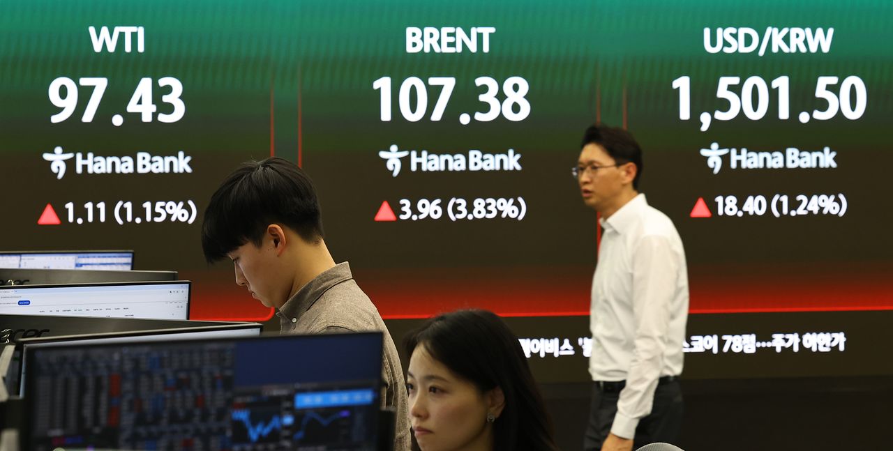 이란 사태 여파로 국제 유가와 원·달러 환율 시세가 요동치고 있는 19일 서울 중구 하나은행 딜링룸에 서부텍사스산원유(WTI) 선물과 국제유가 벤치마크 브렌트유 선물, 원 ·달러 환율 시세가 보이고 있다. 뉴시스