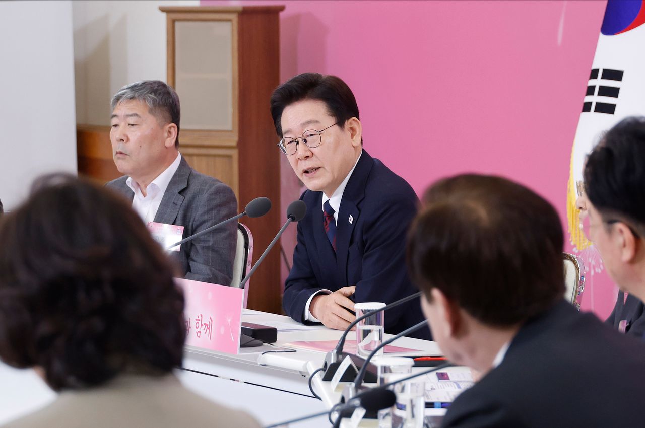 이재명 대통령이 19일 청와대 본관에서 열린 경제사회노동위원회 1기 출범 기념 ‘대통령과 함께하는 노동정책 토론회’에서 발언하고 있다. 청와대사진기자단