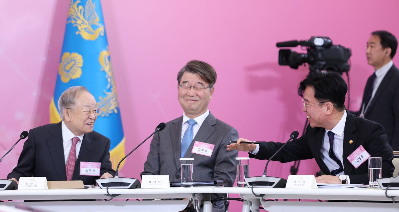 김영훈 고용노동부 장관과 손경식 한국경영자총협회 회장이 19일 청와대에서 열린 경사노위 1기 출범 맞이 노동정책 토론회에서 대화를 하고 있다. 뉴스1