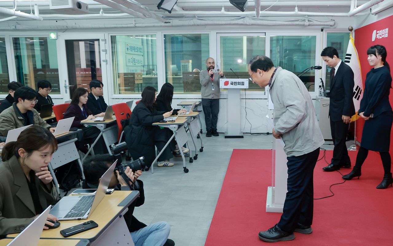 국민의힘 이정현 공천관리위원장이 16일 서울 영등포구 여의도 중앙당사에서 충북도지사 후보 공천 심사 결과를 발표한 뒤 인사하고 있다. 연합뉴스