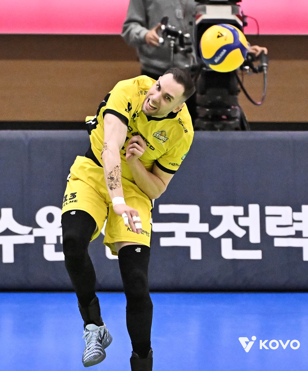 18일 수원체육관에서 열린 한국전력과의 경기에서 서브를 넣는 안드레스 비예나. 사진 한국배구연맹