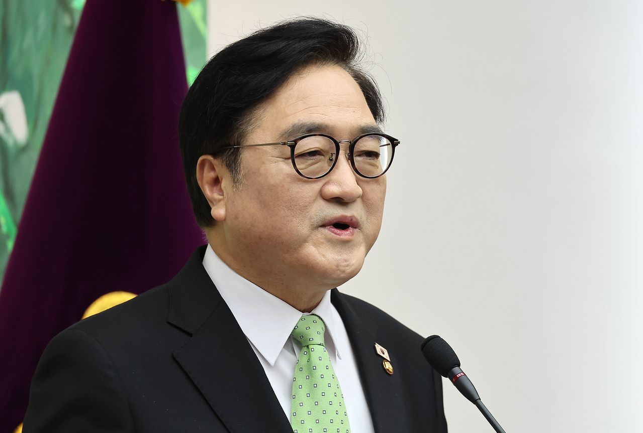 우원식 국회의장이 10일 오전 국회의장 접견실에서 개헌 관련 긴급 기자회견을 하고 있다. 임현동 기자. 