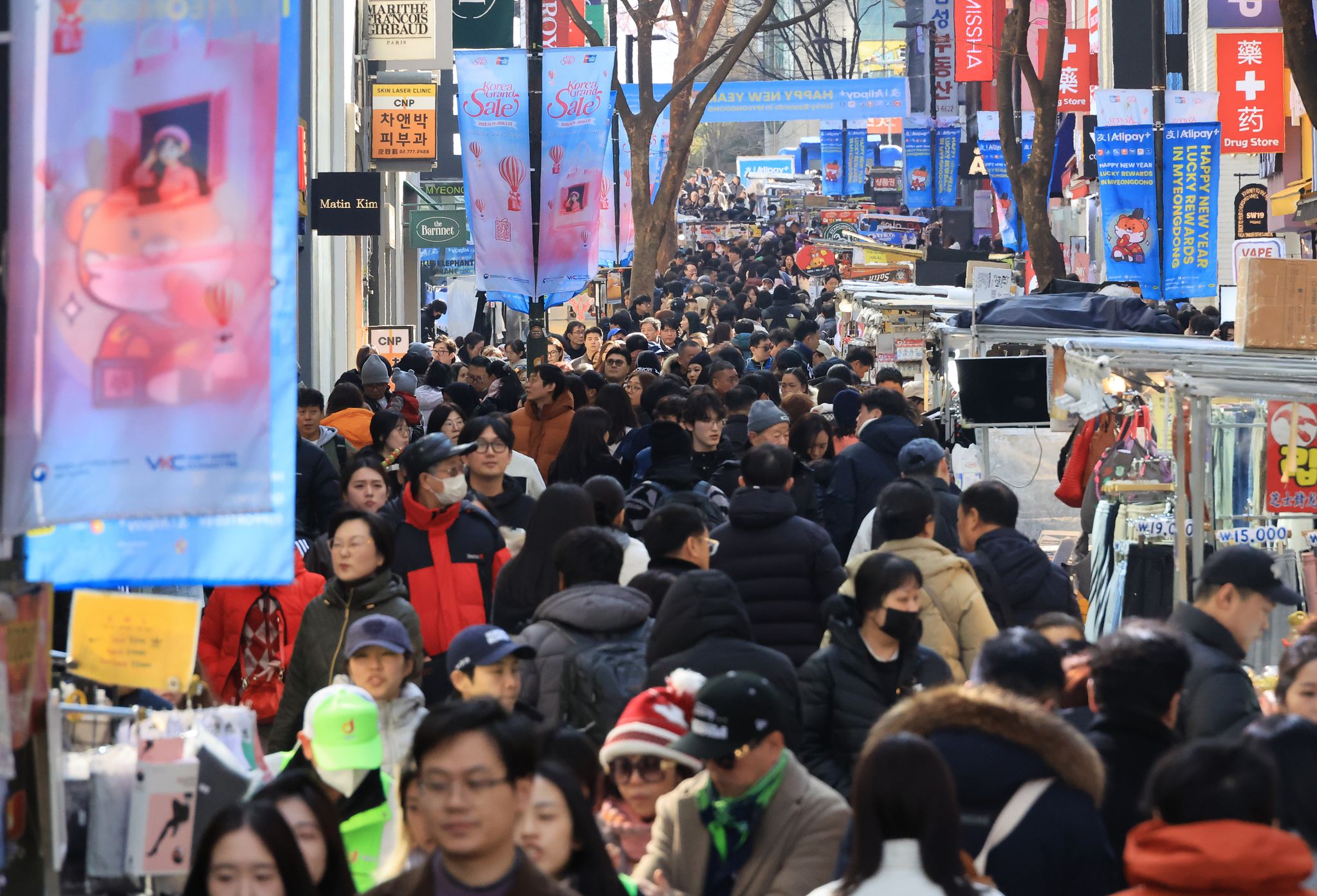 지난달 서울 명동 거리가 인파로 붐비고 있다. 연합뉴스