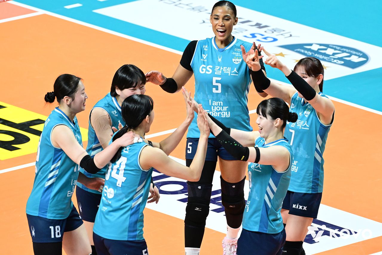 18일 서울 장충체육관에서 열린 현대건설전에서 득점한 뒤 기뻐하는 GS칼텍스 선수들. 사진 한국배구연맹