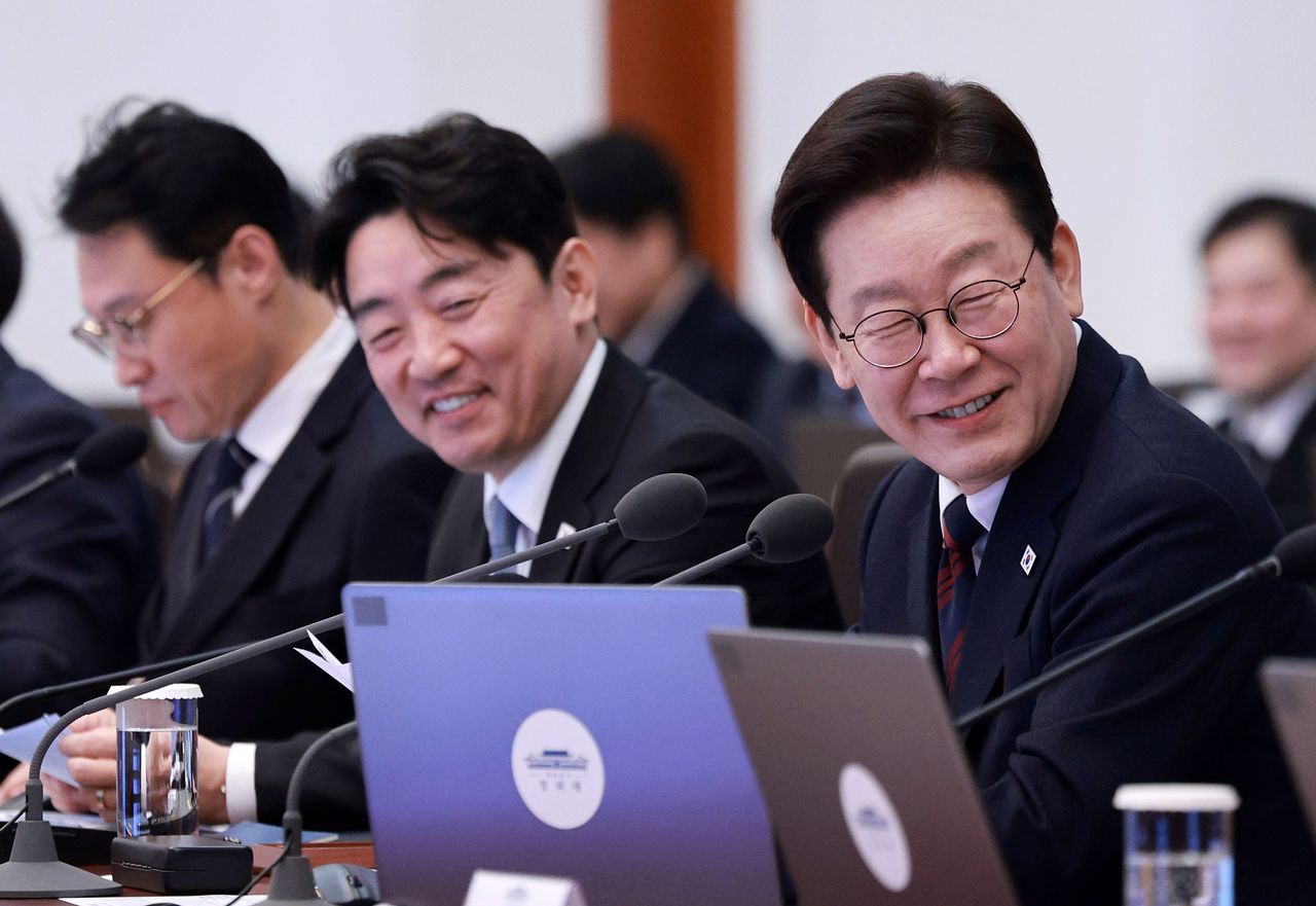 이재명 대통령이 19일 청와대에서 열린 수석보좌관회의에서 아랍에미리트(UAE) 특사 방문을 마친 강훈식 비서실장에게 격려 발언을 한 뒤 웃고 있다. 연합뉴스